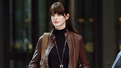 il diavolo veste prada taglio capelli|Anne Hathaway omaggia i look di “Il diavolo veste Prada” .